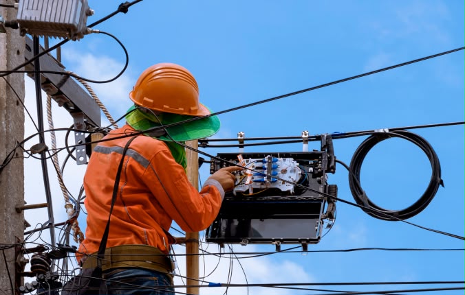 Técnico a realizar instalação de fibra óptica